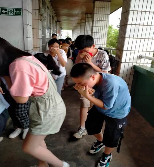 大手牽小手，安全伴我走——邵陽縣白倉鎮(zhèn)中間完小消防應(yīng)急疏散演練運(yùn)動