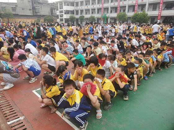 大手牽小手，安全伴我走——邵陽縣白倉鎮(zhèn)中間完小消防應(yīng)急疏散演練運(yùn)動