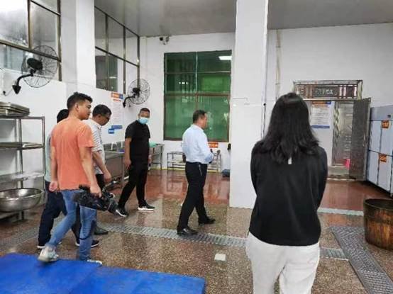 邵陽(yáng)縣人大調(diào)研組來(lái)塘渡口中學(xué)開(kāi)展食品安全調(diào)研