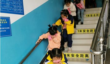 黨建引領(lǐng)筑安全——楊田蘋(píng)果幼兒園開(kāi)展安全應(yīng)急演練