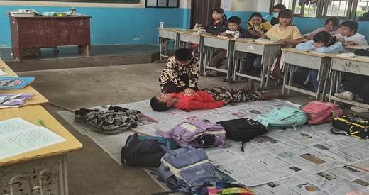 小手拉大手 筑牢安全線—新寧縣清江橋鄉(xiāng)水口小學(xué)防溺水演練運動