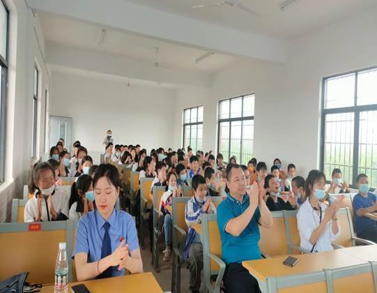 邵陽(yáng)縣下花橋鎮(zhèn)中間完全小學(xué)攜手邵陽(yáng)縣人民檢察院開(kāi)展“利劍護(hù)蕾”法治進(jìn)校園宣講運(yùn)動(dòng)