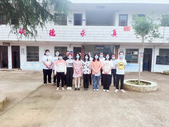 邵陽縣衛(wèi)生健康局墟落振興駐下花橋鎮(zhèn)雙聯(lián)村第一書記劉小虎慰問雙聯(lián)小學(xué)，和孩子們、先生一路過六一！