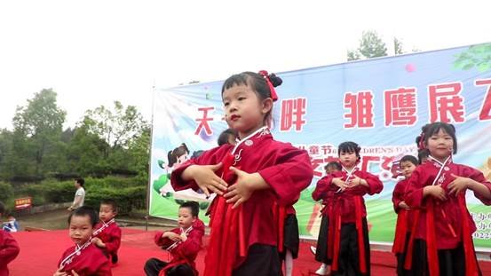 2022年邵陽縣霞塘云中間黌舍“天子湖旁，雛鷹展飛”慶六一文藝匯演順利舉行！