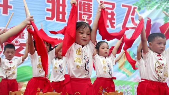 2022年邵陽縣霞塘云中間黌舍“天子湖旁，雛鷹展飛”慶六一文藝匯演順利舉行！