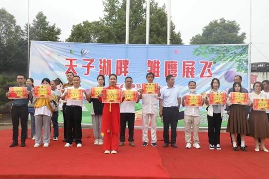 2022年邵陽縣霞塘云中間黌舍“天子湖旁，雛鷹展飛”慶六一文藝匯演順利舉行！