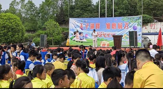 2022年邵陽縣霞塘云中間黌舍“天子湖旁，雛鷹展飛”慶六一文藝匯演順利舉行！