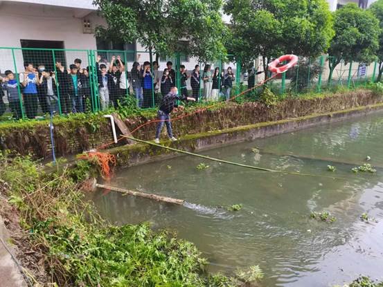 新寧縣白沙鎮(zhèn)中間黌舍舉行“防溺水”安全演練