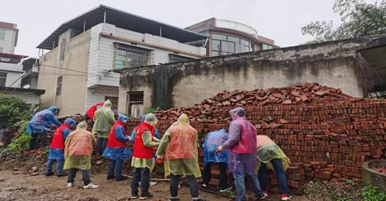 發(fā)揚艱苦奮斗  繼續(xù)紅色基因    ——白倉鎮(zhèn)中間黌舍黨總支黨建引領(lǐng)“三創(chuàng)”舉措