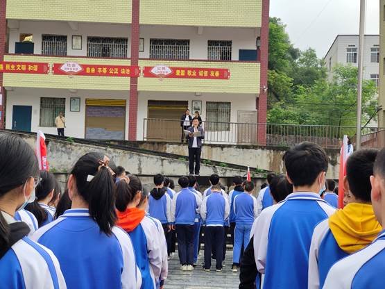 邵陽縣塘渡口中學(xué)舉行“健康飲食，文明就餐”國旗下的講話運(yùn)動
