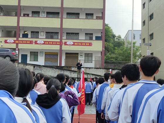 邵陽縣塘渡口中學(xué)舉行“健康飲食，文明就餐”國旗下的講話運(yùn)動