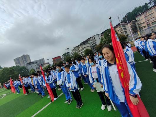 邵陽縣塘渡口中學(xué)舉行“健康飲食，文明就餐”國旗下的講話運(yùn)動