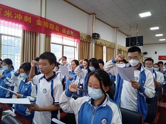 邵陽縣塘渡口中學(xué)舉行新團(tuán)員入團(tuán)儀式