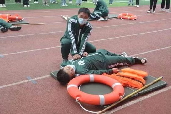 保護(hù)生命，謹(jǐn)防溺水——新寧縣第三中學(xué)開展防溺水應(yīng)急救助演練運動