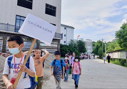 清江橋鄉(xiāng)中間小學積極落實“路組長制”，筑牢安全防線