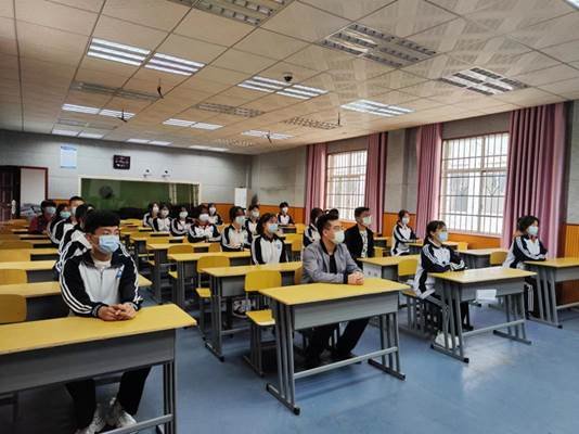 洞口四中組織團(tuán)員觀看建團(tuán)100周年大會(huì)直播