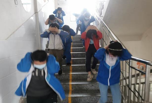 居安思危，警鐘長(zhǎng)鳴——金稱市鎮(zhèn)中間完小開(kāi)展防震減災(zāi)應(yīng)急疏散演練