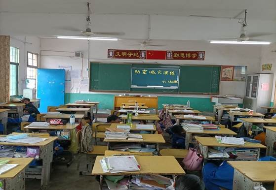 居安思危，警鐘長(zhǎng)鳴——金稱市鎮(zhèn)中間完小開(kāi)展防震減災(zāi)應(yīng)急疏散演練