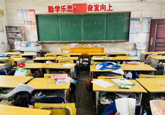 居安思危，警鐘長(zhǎng)鳴——金稱市鎮(zhèn)中間完小開(kāi)展防震減災(zāi)應(yīng)急疏散演練