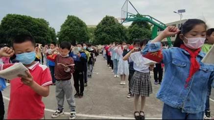 新寧縣白沙鎮(zhèn)中間小學(xué)開展防溺水宣誓簽名運(yùn)動(dòng)