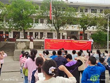 新寧縣白沙鎮(zhèn)中間小學(xué)開展防溺水宣誓簽名運(yùn)動(dòng)