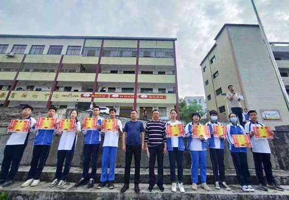 邵陽縣塘渡口中學(xué)讓文明禮儀之花開遍校園每個(gè)角落