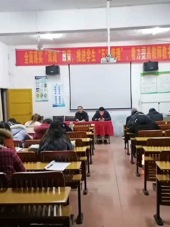 河伯鄉(xiāng)中學(xué)召開“嚴(yán)守師德，清廉從教”座談會(huì)