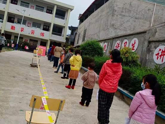 新寧縣清江橋鄉(xiāng)茶山小學(xué)開展疫情防控應(yīng)急演練