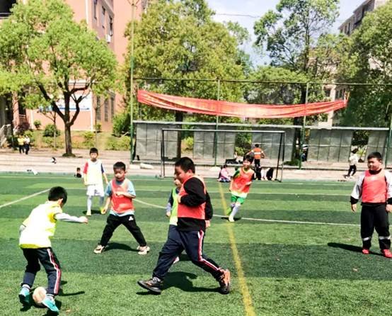 “四有”杯班級足球賽首日戰(zhàn)報‖場均8球上演進球大戰(zhàn)