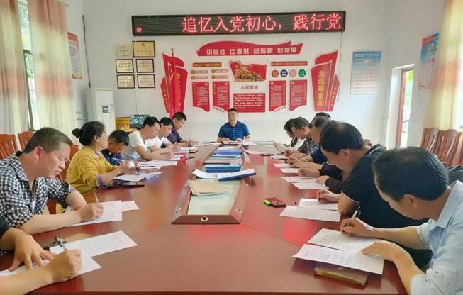 霞塘云中間完小聯(lián)合支部開展4月份主題黨日運(yùn)動大會以“追憶入黨初心，踐行黨員使命”為主題