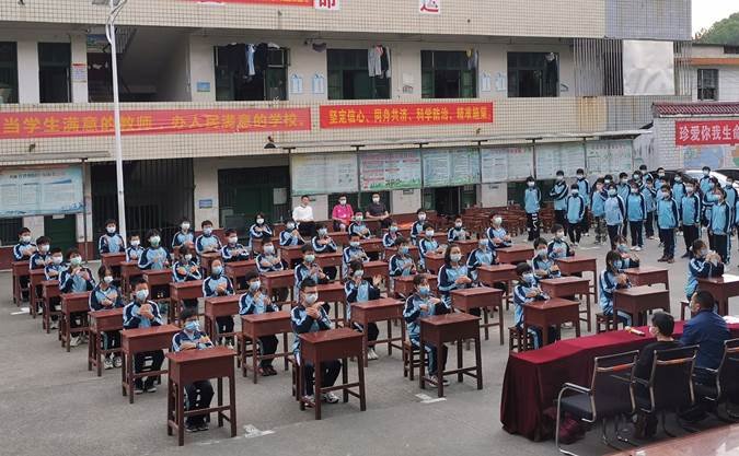 舞’動青春，‘桌’而不凡——洞口縣管竹中學(xué)舉行課桌舞大賽