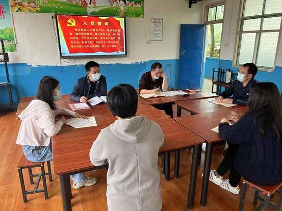 洞口縣茶場(chǎng)黌舍主題黨日開(kāi)展“六零創(chuàng)建，黨員做表率”運(yùn)動(dòng)