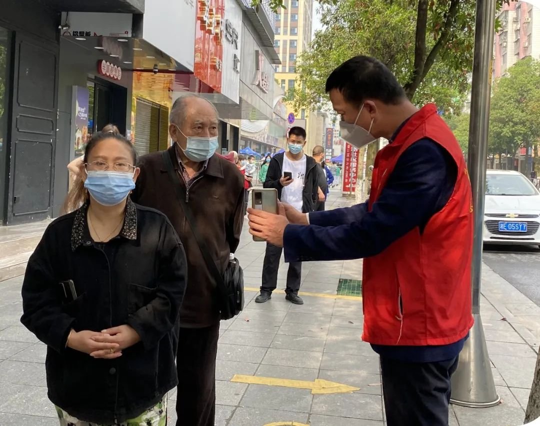 大樣一中師者強(qiáng)擔(dān)當(dāng)，戰(zhàn)“疫”顯芳華——大祥一中教師自愿者積極投身抗疫一線