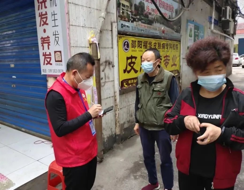 大樣一中師者強(qiáng)擔(dān)當(dāng)，戰(zhàn)“疫”顯芳華——大祥一中教師自愿者積極投身抗疫一線