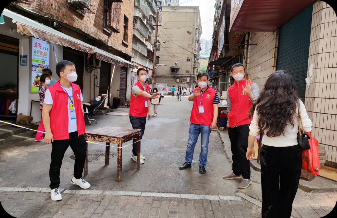 大樣一中師者強(qiáng)擔(dān)當(dāng)，戰(zhàn)“疫”顯芳華——大祥一中教師自愿者積極投身抗疫一線