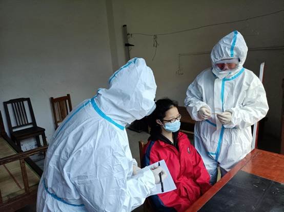 洞口縣山門鎮(zhèn)中學(xué)開(kāi)展疫情防控應(yīng)急演練運(yùn)動(dòng)