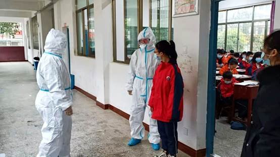 洞口縣山門鎮(zhèn)中學(xué)開(kāi)展疫情防控應(yīng)急演練運(yùn)動(dòng)