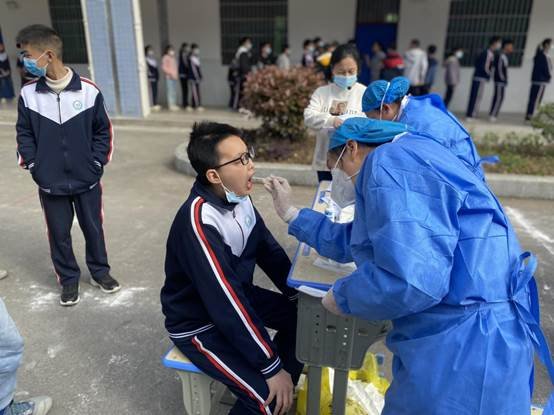 洞口縣高沙鎮(zhèn)中學(xué)開(kāi)展全員核酸檢測(cè)