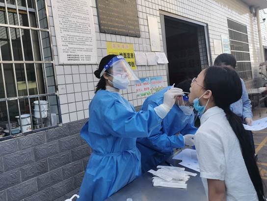 核酸檢測(cè)進(jìn)校園,筑牢安全防疫線—— 洞口縣管竹中學(xué)全體師生進(jìn)行核酸檢測(cè)