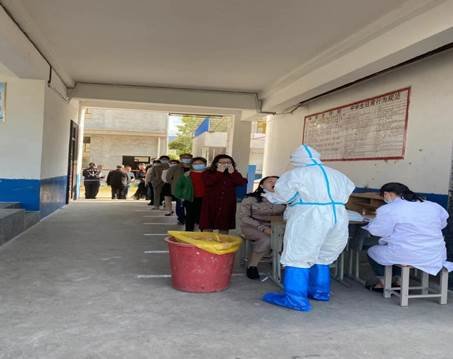 新邵縣嚴塘鎮(zhèn)中學全體師生開展核酸檢測工作