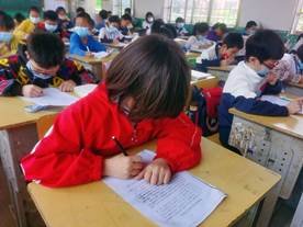 邵陽縣下花橋鎮(zhèn)中間完全小學(xué)開展交通安全教育主題班會(huì)