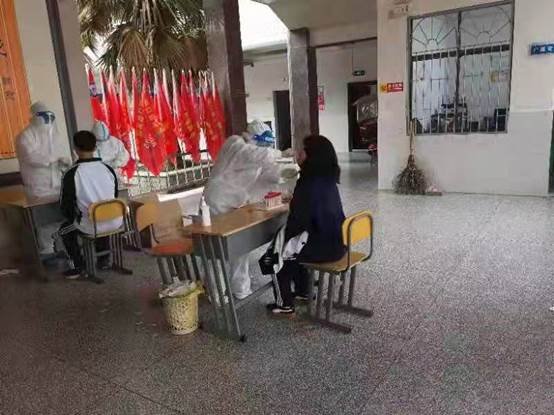 洞口四中有序開展師生核酸抽檢工作