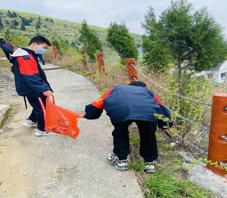 新邵縣嚴塘中學開展“學雷鋒，見舉措”自愿者服務運動