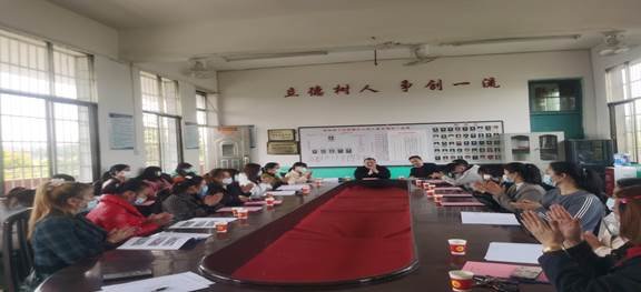 邵陽縣下花橋鎮(zhèn)中間完全小學(xué)召開膳食委員家長會(huì)