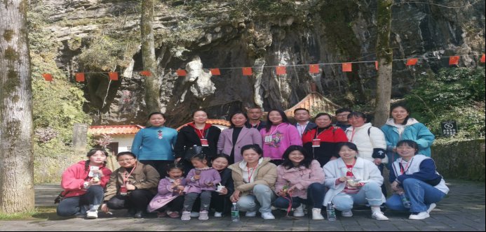 春暉拾趣   凝心聚力—新寧縣清江橋鄉(xiāng)水口小學(xué)開展“三八”婦女節(jié)春游運(yùn)動