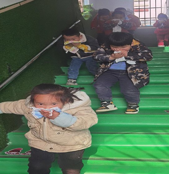 新寧縣白沙中間幼兒園開展消防安全演練運動