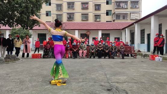 山門鎮(zhèn)中學(xué)組織學(xué)雷鋒運(yùn)動(dòng)把溫暖送到老人心中