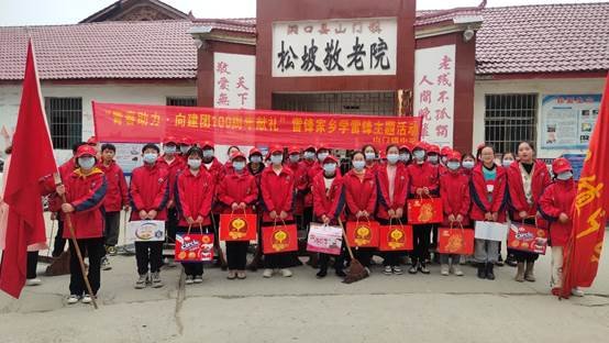 山門鎮(zhèn)中學(xué)組織學(xué)雷鋒運(yùn)動(dòng)把溫暖送到老人心中