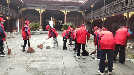 山門鎮(zhèn)中學(xué)組織學(xué)雷鋒運(yùn)動(dòng)把溫暖送到老人心中