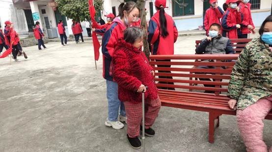 山門鎮(zhèn)中學(xué)組織學(xué)雷鋒運(yùn)動(dòng)把溫暖送到老人心中